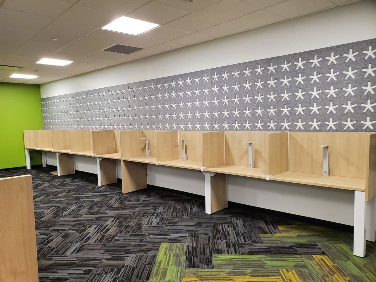 Office cubicles installation - walls to separate operators