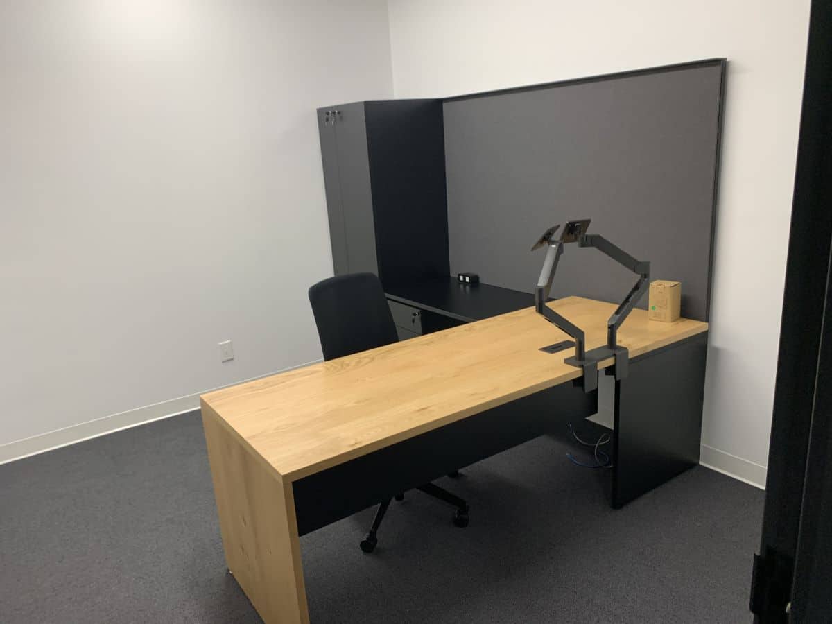 Office furniture workstation - single room / home office example